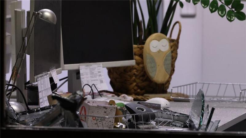Vorfall in Krefeld: Was wir wissen – und was nicht Ein Büro von dem Arbeitsamt ist beschädigt worden.