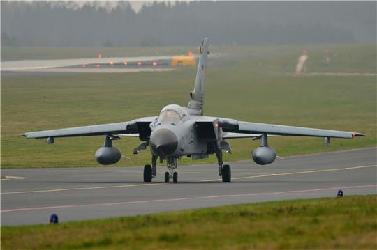Ein Bundeswehr-Flugzeug vom Typ Tornado auf dem Fliegerhorst Büchel in der Eifel. Dort sollen - offiziell nie bestätigt - etwa 20 thermonukleare B61-Gravitationsbomben der US-Streitkräfte lagern.