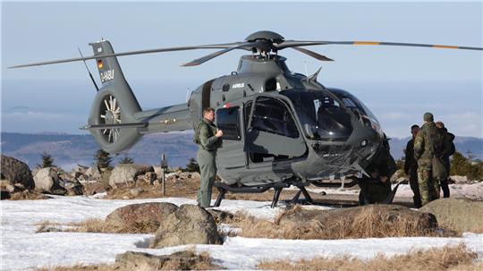 Ein Hubschrauber auf dem Brocken.