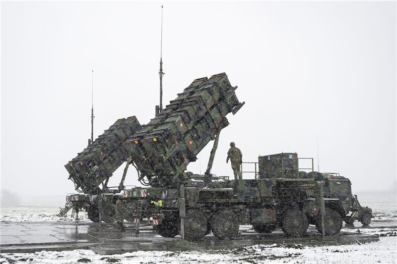 Ein Bundeswehr-Soldat steht Anfang April auf einem Anhänger mit Abschussrampen für Lenkflugkörper des Patriot-Luftabwehrsystems auf einem schneebedeckten Feld im südosten Polens.