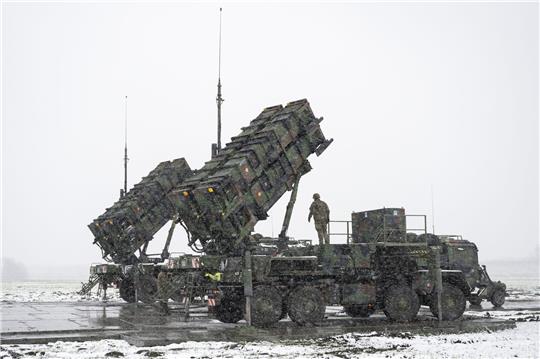 Ein Bundeswehr-Soldat steht Anfang April auf einem Anhänger mit Abschussrampen für Lenkflugkörper des Patriot-Luftabwehrsystems auf einem schneebedeckten Feld im südosten Polens.