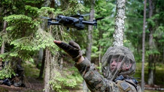 Ein Bundeswehrsoldat startet eine Aufklärungsdrohne . (Archivbild)