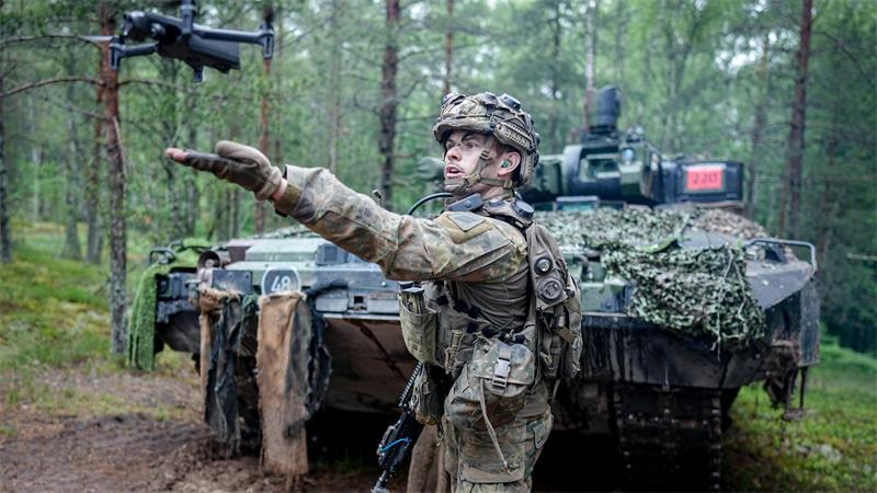 Rüstet Deutschland falsch auf? Kritik an Pistorius Ein Bundeswehrsoldat startet in Litauen eine Drohne. (Archivbild)