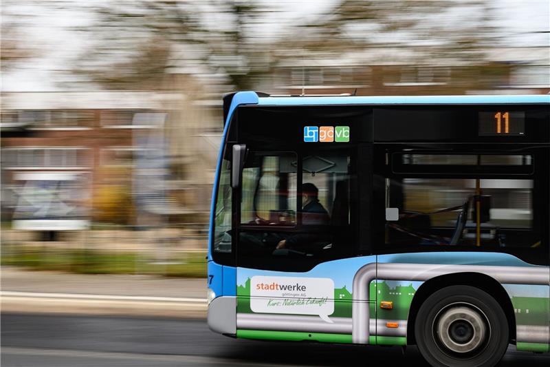 Nahverkehrsstreik in Niedersachsen: Auftakt in Göttingen Ein Bus der Göttinger Verkehrsbetriebe (GöVB) ist auf dem Holtenser Berg unterwegs.