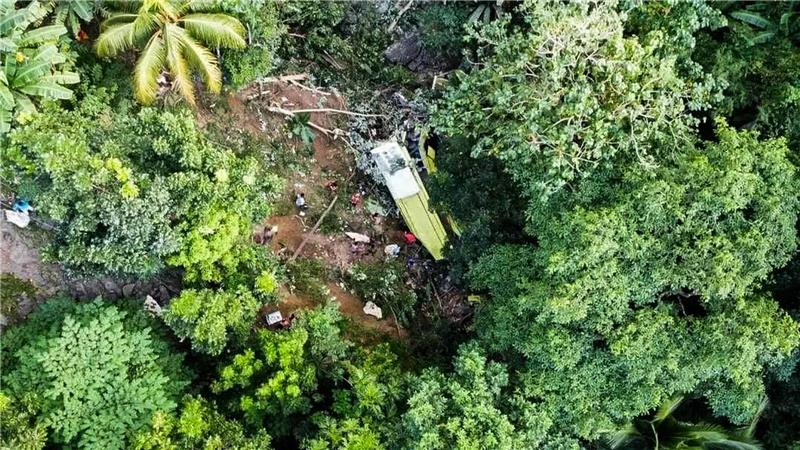 Bus stürzt in Schlucht - Opferzahl auf 17 revidiert Ein Bus ist in einem Berggebiet auf den Philippinen von der Straße abgekommen.