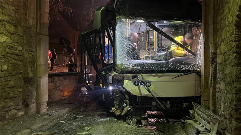 Ein Bus krachte in Sommerhausen in Bayern in einen Torbogen. 