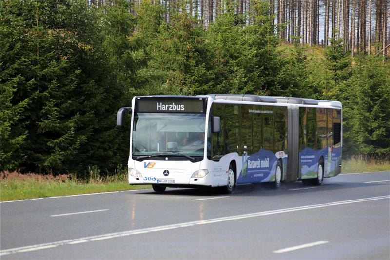 Initiative fordert Verkehrsgipfel für den Harz Ein Bus mit neuer Werbung für das Hatix fährt auf der Bundesstraße 4 im Harz.