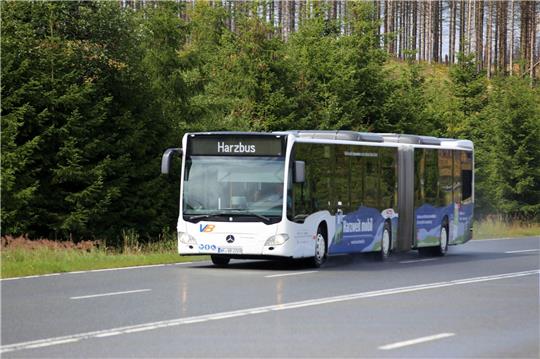 Ein Bus mit neuer Werbung für das Hatix fährt auf der Bundesstraße 4 im Harz.