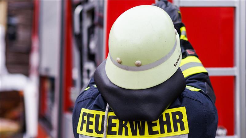 Ein Carport brennt bei Stade - drei Menschen werden verletzt. 
