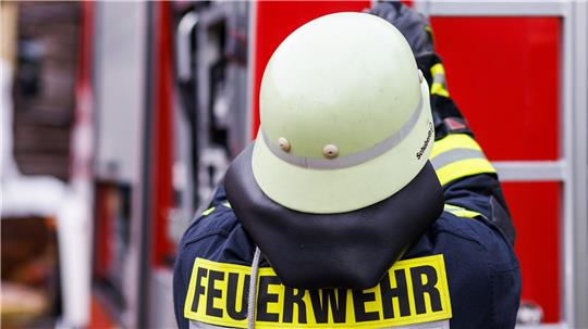 Ein Carport brennt bei Stade - drei Menschen werden verletzt. 