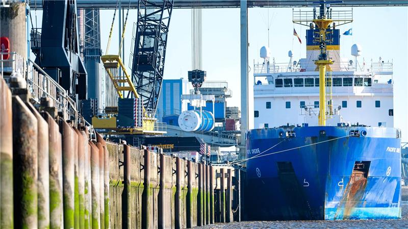Castor-Behälter erreichen Zwischenlager - Stiller Protest Ein Castor-Behälter wird aus einem Spezialschiff gehoben.