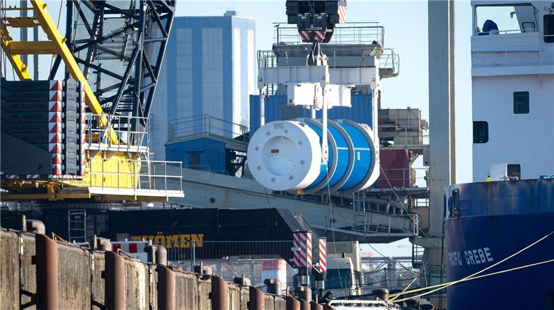 Castor-Transport soll nach Bayern rollen Ein Castor-Behälter wird vom Spezialschiff „Pacific Grebe“ gehoben.