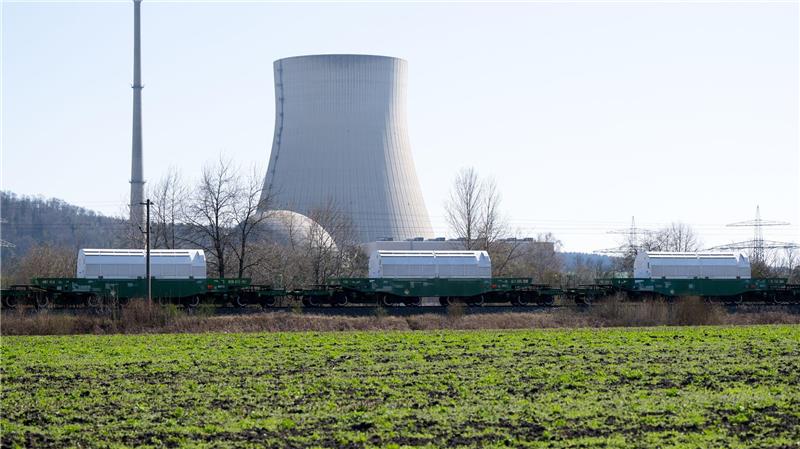 Castor-Behälter erreichen Zwischenlager - Stiller Protest Ein Castor-Zug passiert das still gelegte Kraftwerk Isar im Landkreis Landshut.