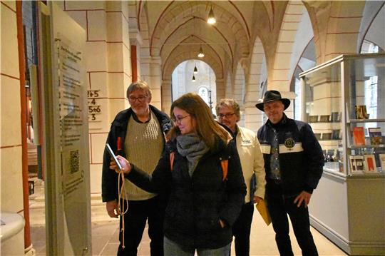 Ein „Churchwalk“ der anderen Art, nicht nur am Pfingstsamstag, sondern jeden Tag möglich. Von links: Propst Thomas Gunkel, Sabrina Seal, Andreas Blum und Martin Bolik probieren und präsentieren den neuen „Audiowalk“ in der Marktkirche. Hilfreich für das Abspielen vor Ort sind ein Handy mit QR-Code-Reader und eigene Kopfhörer. Foto: Kempfer