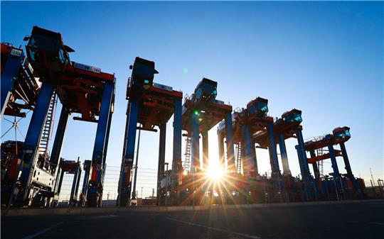 Ein Container-Terminal am Hamburger Hafen: Die „Wirtschaftsweisen“ schätzen die Konjunkturlage etwas optimistischer ein als die Bundesregierung. Foto: Christian Charisius/dpa