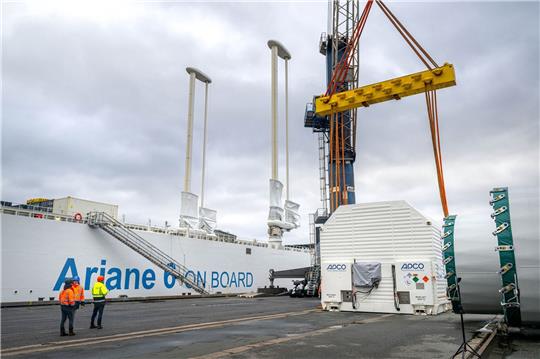 Ein Container mit der ersten Oberstufe der europäischen Trägerrakete Ariane 6 wird vorbereitet.