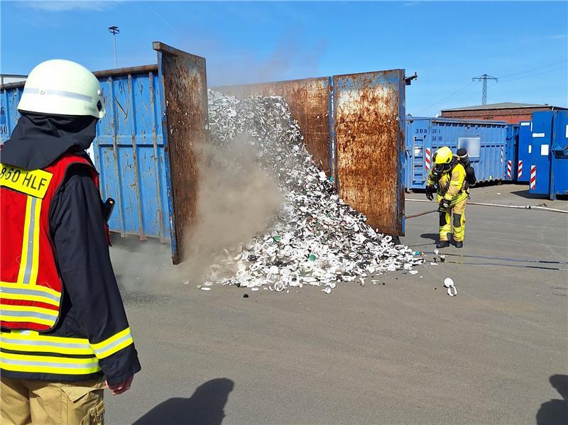 Harlingerode: Container voller Rauchmelder geht in Flammen auf Ein Container voller Rauchmelder geht in Flammen auf, aber wird von der Feuerwehr rasch gelöscht. Foto: Feuerwehr