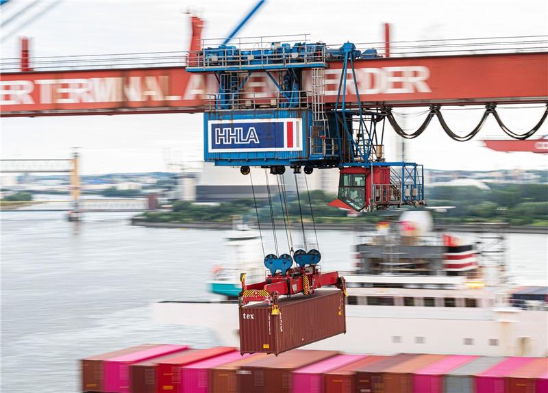 Hamburg und Reederei MSC bei HHLA-Plänen auf der Zielgeraden Ein Container wird auf dem Container-Terminal Altenwerder im Hamburger Hafen mit einer Containerbrücke auf ein Schiff geladen. Die Stadt Hamburg und die weltgrößte Linienreederei MSC wollen die HHLA künftig als Gemeinschaftsunternehmen führen.