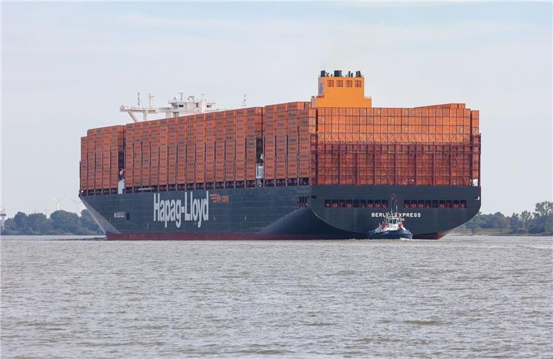 Regierung prüft Bitte um Marine-Einsatz im Roten Meer Ein Containerschiff der Reederei Hapag-Lloyd fährt in den Hamburger Hafen ein.