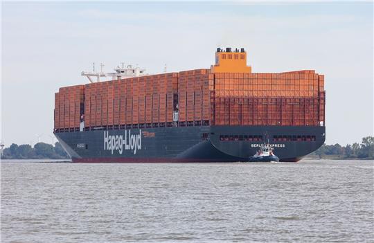 Ein Containerschiff der Reederei Hapag-Lloyd fährt in den Hamburger Hafen ein.