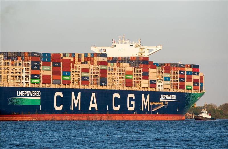 IfW: Angriffe im Roten Meer lassen Schiffsankünfte sinken Ein Containerschiff der Reederei läuft aus dem Hafen aus.