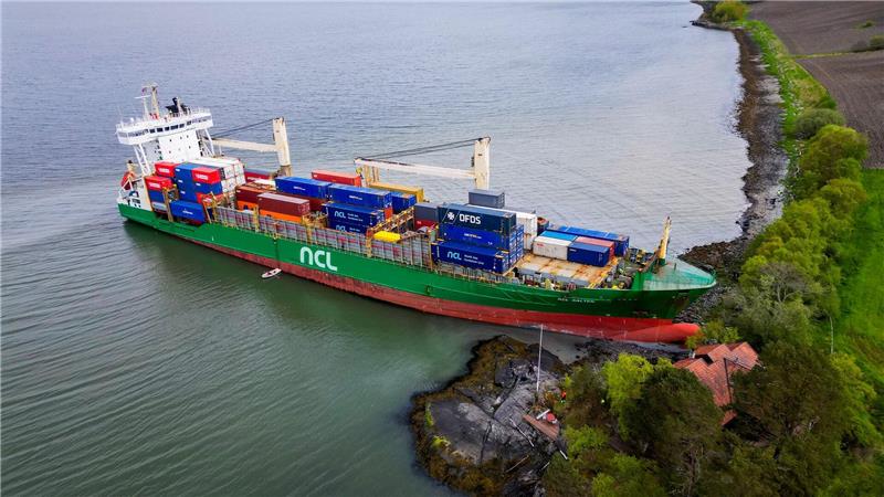 Mann am Steuer von Containerschiff vermutlich eingeschlafen Ein Containerschiff ist in Norwegen kurz vor einem Haus am Wasser zum Stehen gekommen.