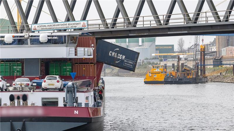 Ein Containerschiff liegt im Neusser Hafen. Das Schiff hat eine Brücke gerammt, mehrere Container fielen ins Wasser.