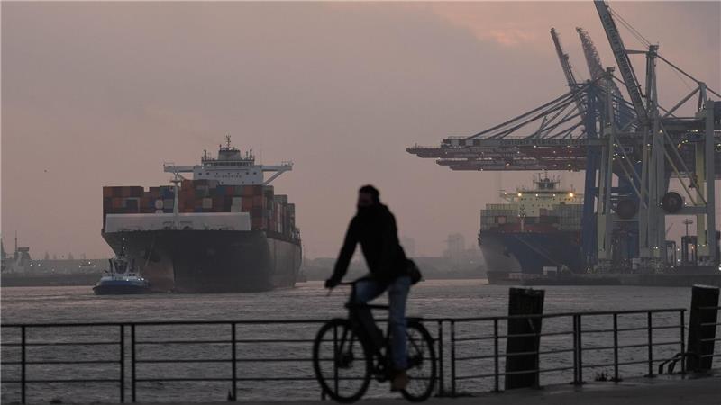 Ein Containerschiff wird in den Hamburger Hafen geschleppt. (Archivbild) 