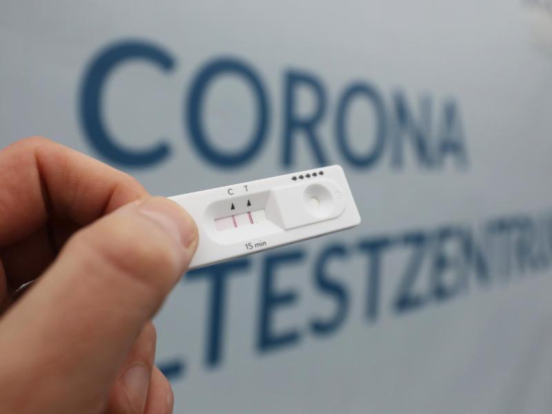 Ein Corona-Schnelltest zeigt ein positives Ergebnis an. Foto: Danny Gohlke/dpa