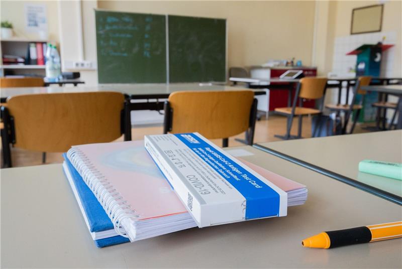 Beratungen über Schule zwischen Normalität und Krise Ein Corona-Selbsttest liegt am Platz eines Schülers in einem Klassenraum einer Gesamtschule.