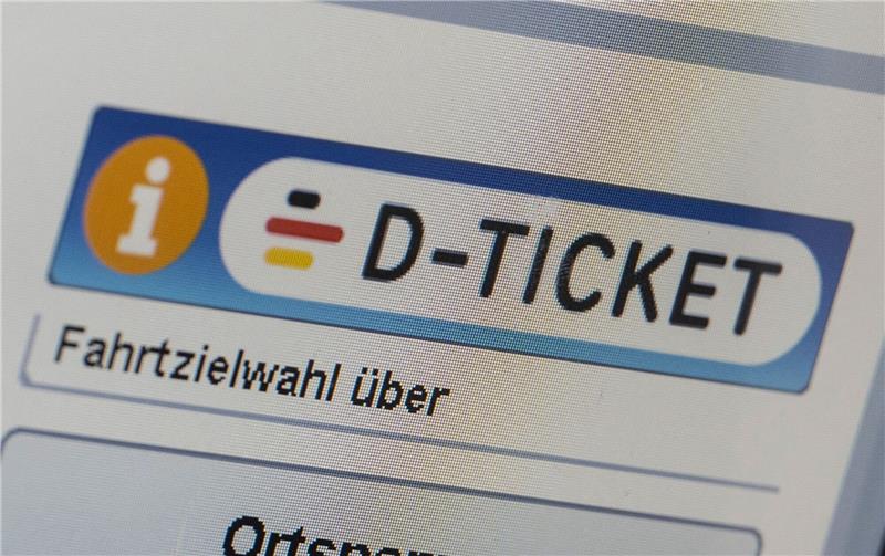 Ein «D-Ticket» wird anlässlich des Verkaufsstarts des Deutschlandtickets auf einem Display angezeigt.