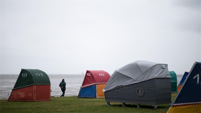 Nachts am Strand - Wo Schlafstrandkörbe vermietet werden Ein Dach schützt die Menschen im Schlafstrandkorb vor Wind und Regen. (Archivbild)