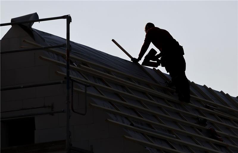 Handwerk erwartet schwieriges Jahr - Auswirkungen auf Kunden Ein Dachdecker arbeitet auf einem Einfamilienhaus am Leipziger Stadtrand von Leipzig.