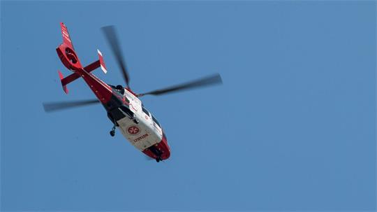 Ein Dachdecker hat sich in Jork verletzt. (Symbolbild)