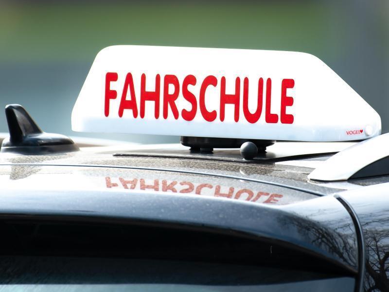 Minister: Theorieunterricht an Fahrschulen weiterhin digital Ein Dachschild mit der Aufschrift «Fahrschule» ist auf einem Fahrschulauto befestigt. Foto: Swen Pförtner/dpa/Symbolbild