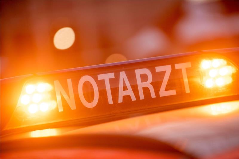 Radfahrer in Osnabrück tödlich verunglückt Ein Dachschild mit der Aufschrift "Notarzt" steht auf einem Einsatzwagen eines Notarztes.