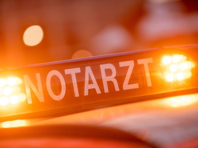 Ein Dachschild mit der Aufschrift "Notarzt" steht auf einem Einsatzwagen eines Notarztes. Foto: Lino Mirgeler/dpa/Symbolbild