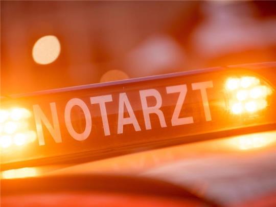 Ein Dachschild mit der Aufschrift "Notarzt" steht auf einem Einsatzwagen eines Notarztes. Foto: Lino Mirgeler/dpa/Symbolbild