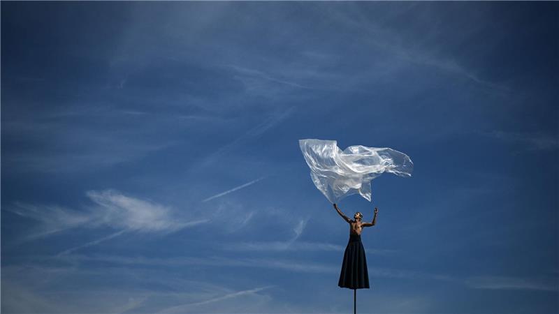 Bilder des Tages Ein Darsteller der französischen Lufttheatergruppe „Gratte Ciel“ balanciert auf Stelzen während des FAB International Arts Festivals in Bordeaux.