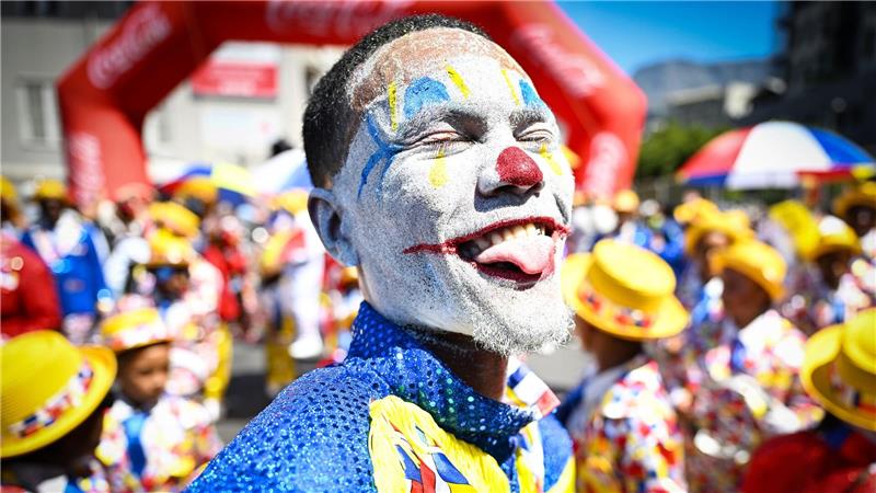 Ein Darsteller nimmt an der jährlichen Parade des Kapstädter Minstrel-Karnevals in Kapstadt teil.