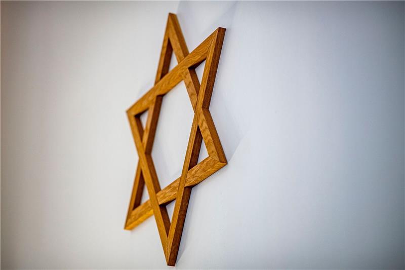 Viel mehr antisemitische und islamfeindliche Straftaten Ein Davidstern im Gebetsraum der Neuen Synagoge in Gelsenkirchen. Die Zahl der Taten, bei denen ein antisemitisches Motiv vermutet wird, ist deutlich gestiegen.
