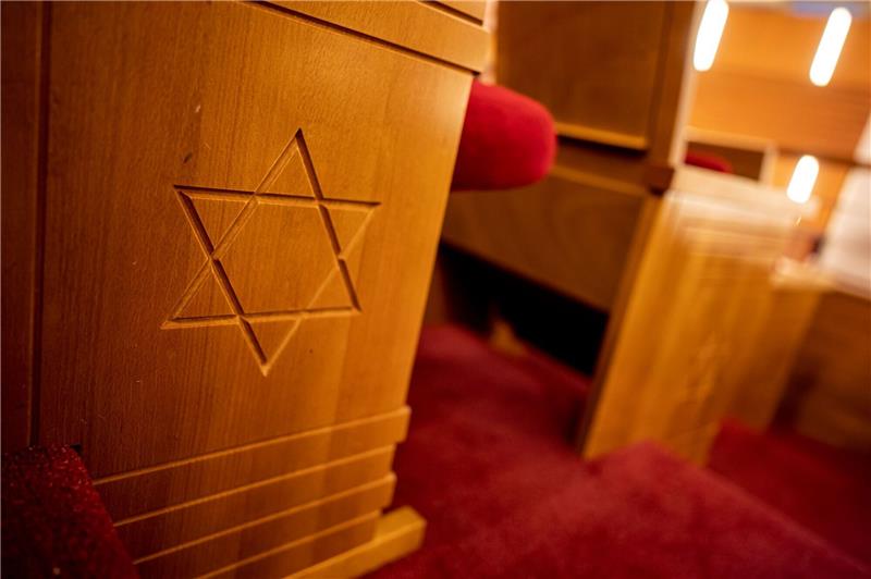 Antisemitische Verschwörungsmythen in Österreich verbreitet Ein Davidstern ist in einem Gebetsraum in einer Bank eingraviert. (Archivbild)