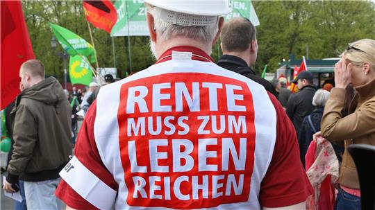 Ein Demonstrant auf einer früheren DGB-Demo. (Archivbild)