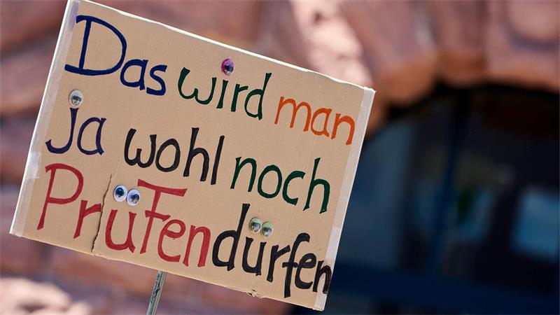 Zehntausende demonstrieren gegen Rechtsextremismus Ein Demonstrant hält ein Protest-Schild bei der Demonstration in Mainz.