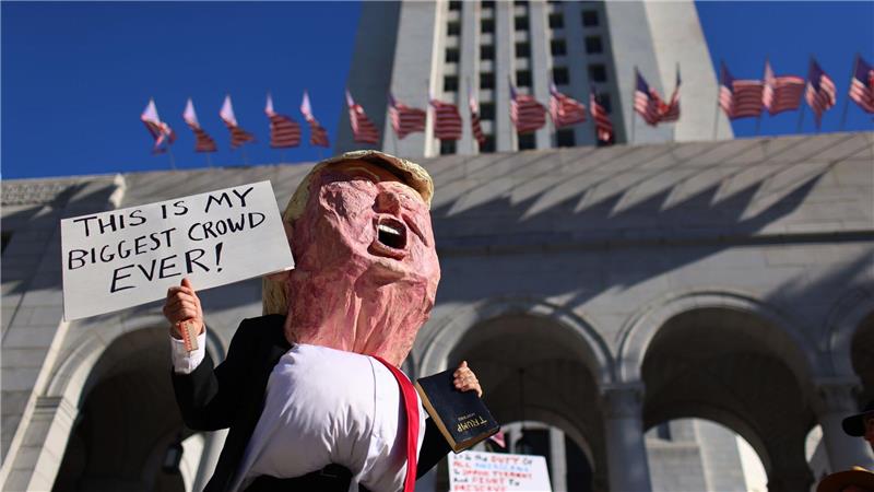 Ein Demonstrant im Donald-Trump-Kostüm nimmt an einer „No Kings“-Demonstration teil.