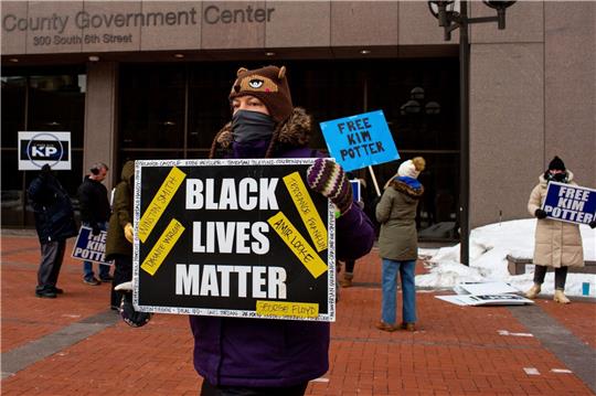 Ein Demonstrant mit einem «Black Lives Matter»-Schild in Minneapolis.