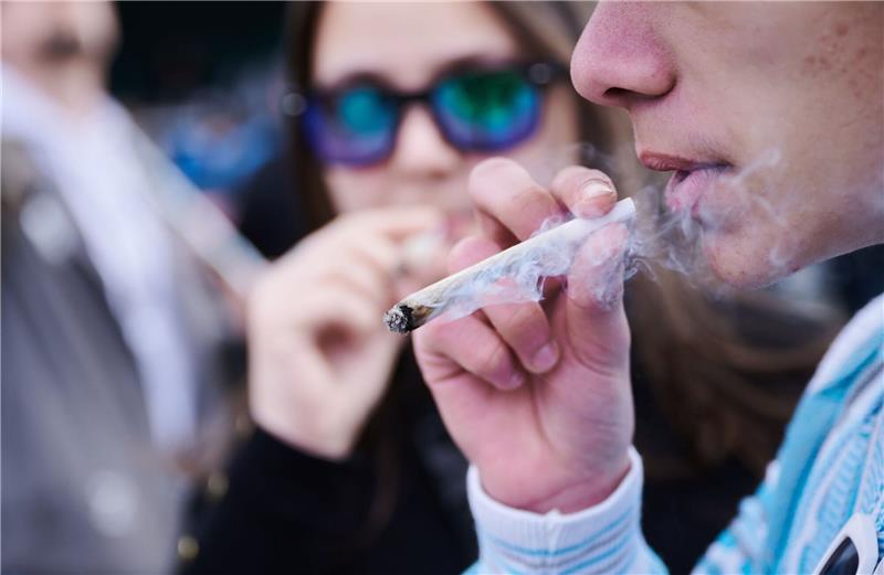 Mehr Cannabis-Nutzung bei Jugendlichen durch Legalisierung? Ein Demonstrant mit einem Joint während einer Demonstration in Berlin für die Freigabe von Cannabis.