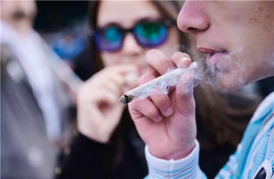 Ein Demonstrant mit einem Joint während einer Demonstration in Berlin für die Freigabe von Cannabis.