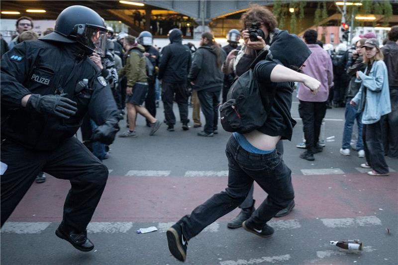 Friedlicher 1. Mai - Video von aggressiven Polizisten Ein Demonstrant rennt vor einem Polizisten davon. Unter dem Motto «Revolutionärer 1. Mai» hatten linke und linksradikale Gruppen zu einer Demonstration am Tag der Arbeit aufgerufen.