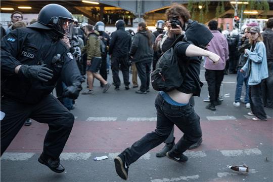 Ein Demonstrant rennt vor einem Polizisten davon. Unter dem Motto «Revolutionärer 1. Mai» hatten linke und linksradikale Gruppen zu einer Demonstration am Tag der Arbeit aufgerufen.